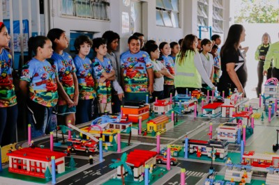 Sala de aula vira cidade de LEGO: crianças de Senador Canedo aprendem regras de trânsito brincando