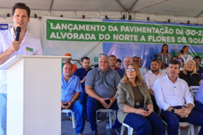 Ordem de serviço autoriza 63,8 km de asfalto na GO-236 e ponte de 85 m; 84 moradias integram pacote no Nordeste goiano