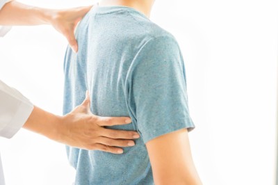 Escoliose pode afetar 3% dos jovens: diagnosticar cedo aumenta as chances de evitar cirurgia