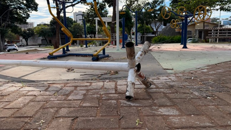 Após reformas, praças de Goiânia sofrem vandalismo: luminárias arrancadas e bancos destruídos