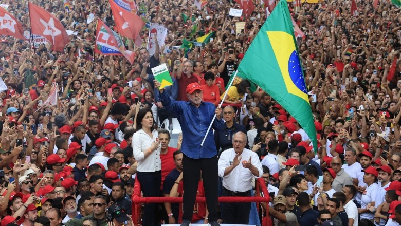 Lula é reeleito presidente do Brasil em virada histórica