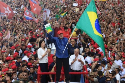 Lula é reeleito presidente do Brasil em virada histórica