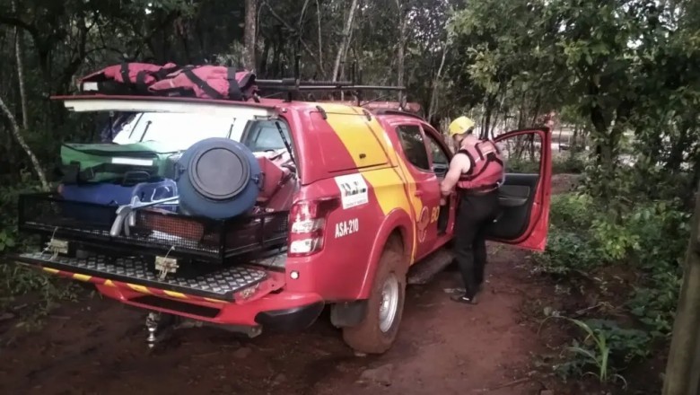 Bombeiros resgatam moradores ilhados durante enchente em Rio Verde