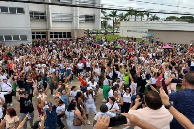 Professores e técnicos de Aparecida entram em greve
