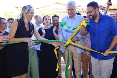 Caiado entrega nova sede de colégio estadual em Goiânia