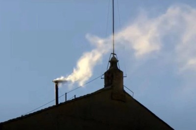 Vaticano registra fumaça branca: novo papa é eleito