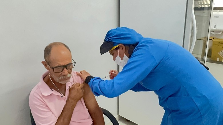 Aparecida de Goiânia inicia vacinação para adultos em terminais da cidade