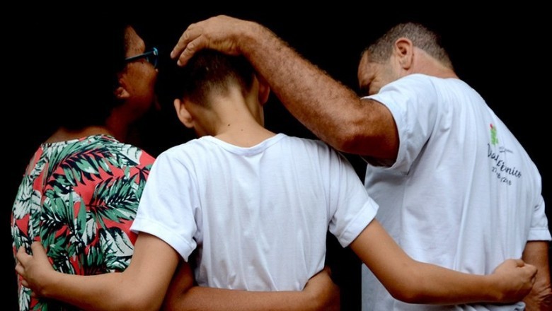 Mabel aprova lei que incentiva a adoção de crianças mais velhas em Goiânia