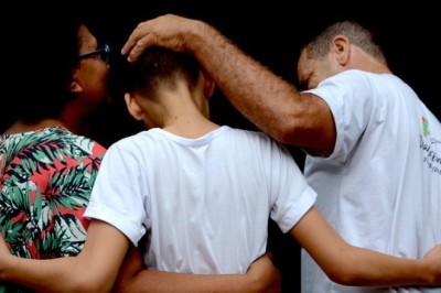 Mabel aprova lei que incentiva a adoção de crianças mais velhas em Goiânia