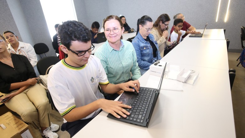 Estudantes cegos recebem computadores adaptados em Goiás