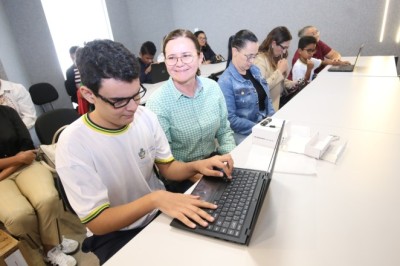 Estudantes cegos recebem computadores adaptados em Goiás
