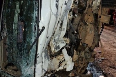 Colisão entre carros deixa cinco mortos na GO-230