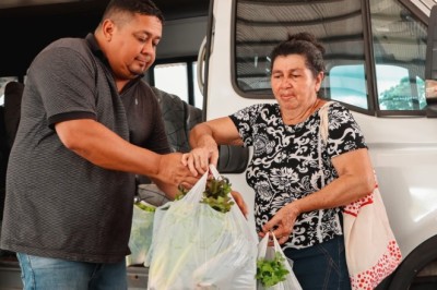 Prefeitura de Senador Canedo distribui hortaliças a famílias da Vila Galvão