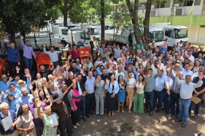 Goiás entrega maquinário e títulos de terra à agricultura familiar