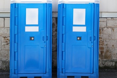 Segurar a urina durante o Carnaval pode aumentar risco de infecções e problemas urinários