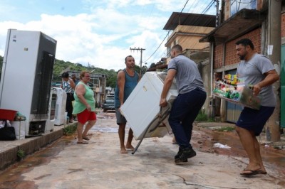 Saúde envia equipes do SUS para áreas atingidas pela chuva em Minas