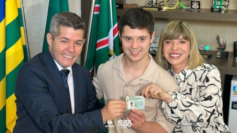 Detran-GO entrega CNH ao primeiro motorista com síndrome de Down