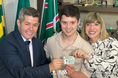 Detran-GO entrega CNH ao primeiro motorista com síndrome de Down