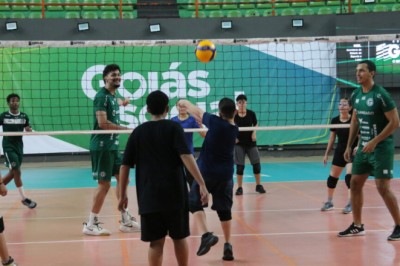 Governo de Goiás e Saneago Goiás Vôlei realizam oficina de vôlei com turmas da iniciação esportiva