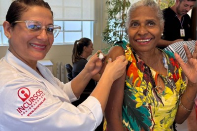 Idosos do Vila Vida dão exemplo de prevenção com vacina e forró