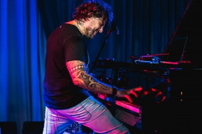 Piano e rock se encontram no palco do Teatro Goiânia no próximo sábado