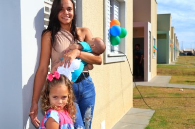 Casas a custo zero: 150 famílias recebem chaves no Oeste de Goiás e novas entregas já têm data
