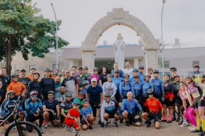 Fé sobre duas rodas: pedal de 12 km em homenagem a Nossa Senhora Auxiliadora mobiliza cerca de 100 ciclistas em Senador Canedo