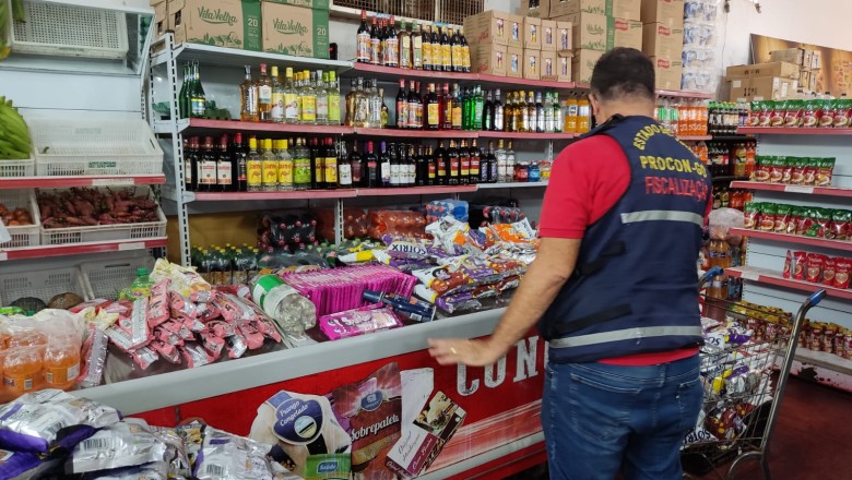 Procon apreende mais de 300 produtos vencidos, alguns há quase dois anos, em supermercado de Palmeiras de Goiás