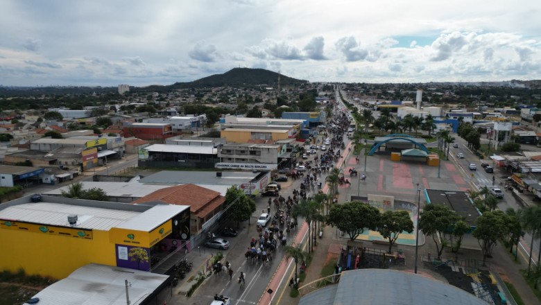 Cavalgada pelos 37 anos de Senador Canedo reúne 9 mil pessoas, com show e arroz carreteiro grátis