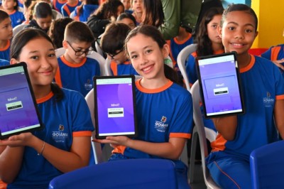 Goiânia inicia entrega de mais de 15 mil tablets na rede municipal; projeto prevê uso de IA nas aulas