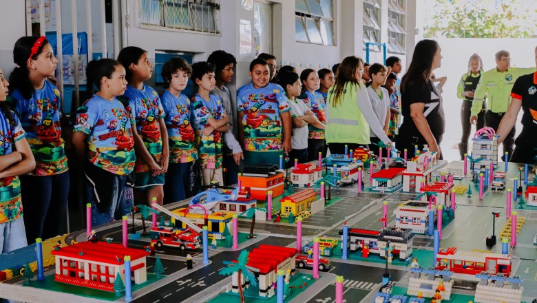 Sala de aula vira cidade de LEGO: crianças de Senador Canedo aprendem regras de trânsito brincando