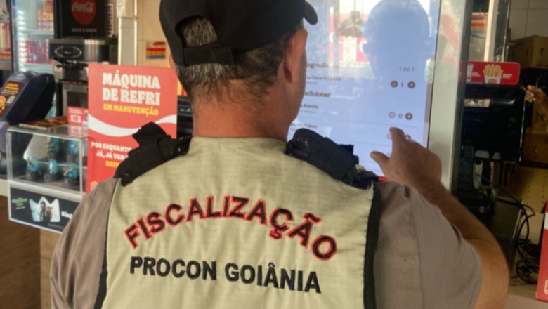 Denúncia sobre refil gratuito leva Procon Goiânia a autuar fast-food por divergência na oferta