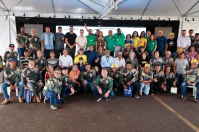 Encontro em Itumbiara reúne 500 participantes, implementa Pronaf B e entrega barcos a pescadores em Goiás