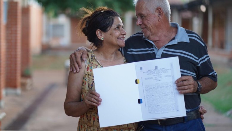 Sem custo: 28 familias recebem escrituras em Mimoso de Goias pelo Pra Ter Onde Morar