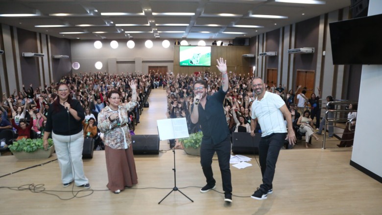 380 novos professores iniciam carreira com formação em Goiás e recebem Chromebooks