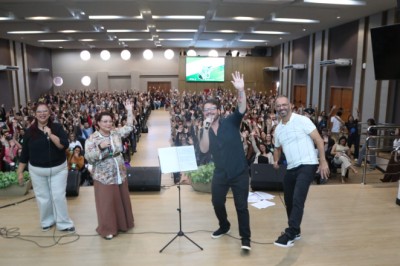 380 novos professores iniciam carreira com formação em Goiás e recebem Chromebooks