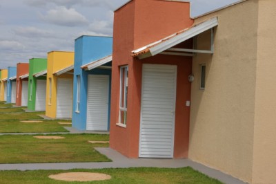 Goiás entrega 195 casas a custo zero em Uruana, Rianápolis e São Francisco de Goiás; investimento chega a R$ 33 milhões