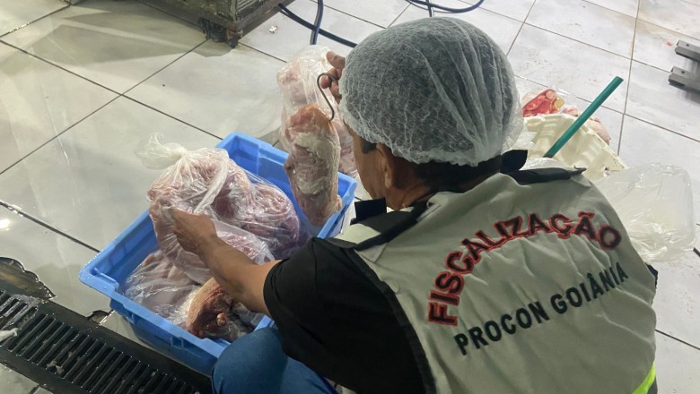 Carnes vencidas e água acumulada: Procon Goiânia autua supermercado por risco à saúde