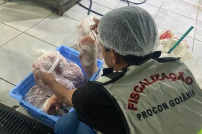 Carnes vencidas e água acumulada: Procon Goiânia autua supermercado por risco à saúde