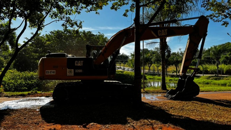 Desassoreamento no Parque Carmo Bernardes começa em Goiânia; obra deve recuperar lago em 3 meses