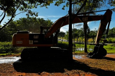 Desassoreamento no Parque Carmo Bernardes começa em Goiânia; obra deve recuperar lago em 3 meses