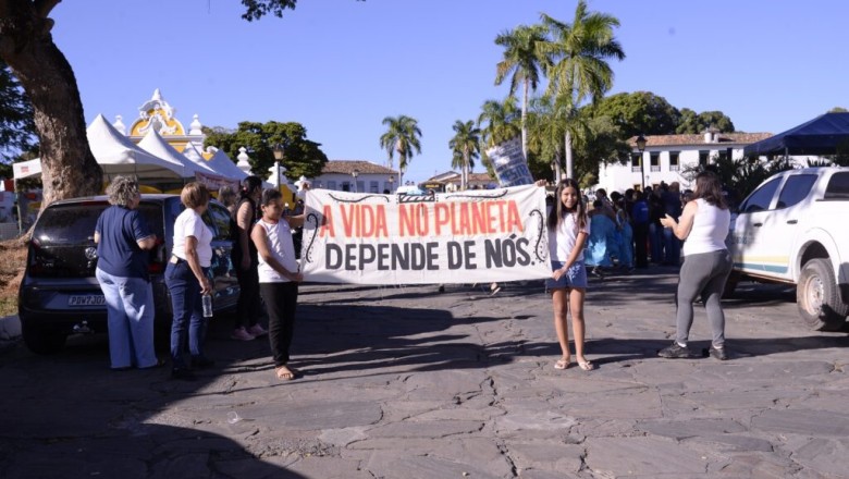 Fica 2026: 300 crianças ocupam ruas históricas da Cidade de Goiás em caminhada pela defesa das águas
