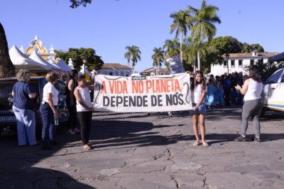 Fica 2026: 300 crianças ocupam ruas históricas da Cidade de Goiás em caminhada pela defesa das águas