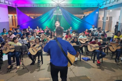 Escolas do Futuro de Goiás abrem 434 vagas gratuitas em Teatro e Violão em sete cidades; prazos variam até 29 de junho