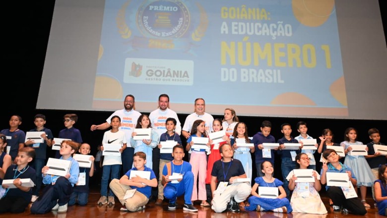 Tablets para 380 alunos e R$ 23,6 milhões em tecnologia: Goiânia premia desempenho escolar
