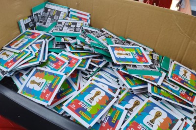 Procon Goiás apreende mais de 2 mil figurinhas falsas da Copa em Goiânia; saiba como identificar
