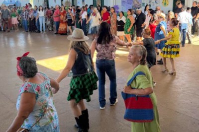 Bailão 60+ em Goiânia reúne 500 idosos com música, serviços e ações do Junho Violeta