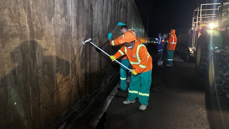 Jatos de alta pressão na madrugada limpam viadutos nas saídas para Trindade e Inhumas em Goiânia