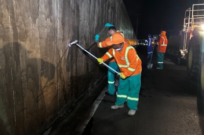Jatos de alta pressão na madrugada limpam viadutos nas saídas para Trindade e Inhumas em Goiânia