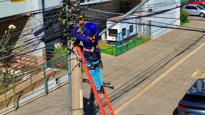 Fios soltos na mira no Setor Aeroporto: operação já removeu 110,7 toneladas em Goiânia